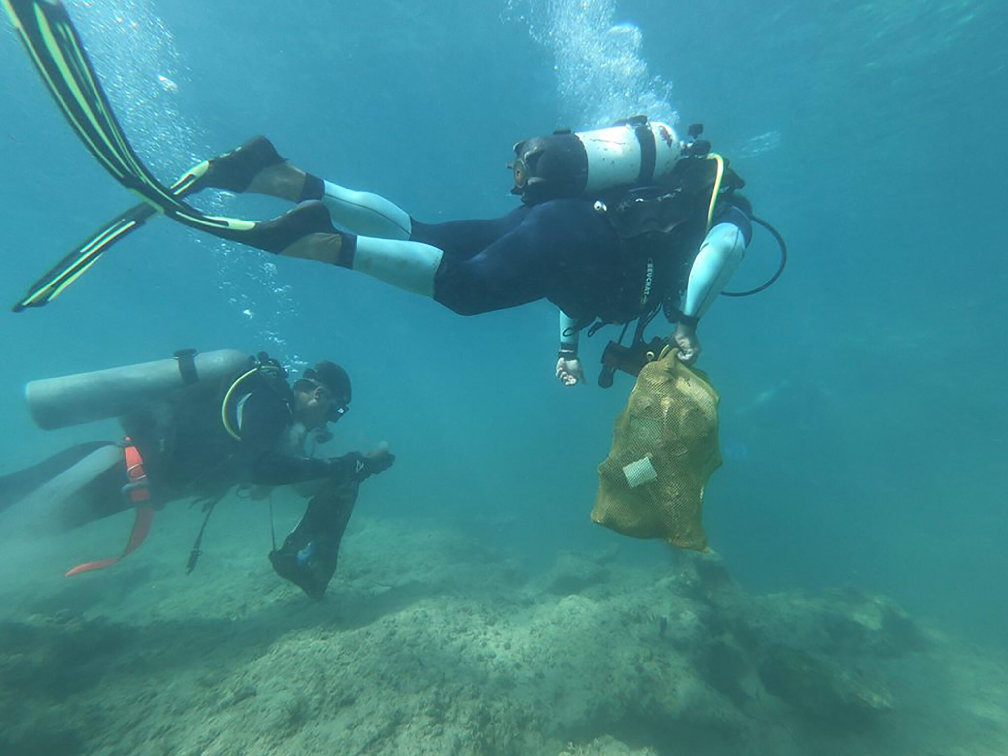 Από πλαστικές κούκλες μέχρι μεταλλικές αλυσίδες, στο βυθό του Κάβο Γκρέκο