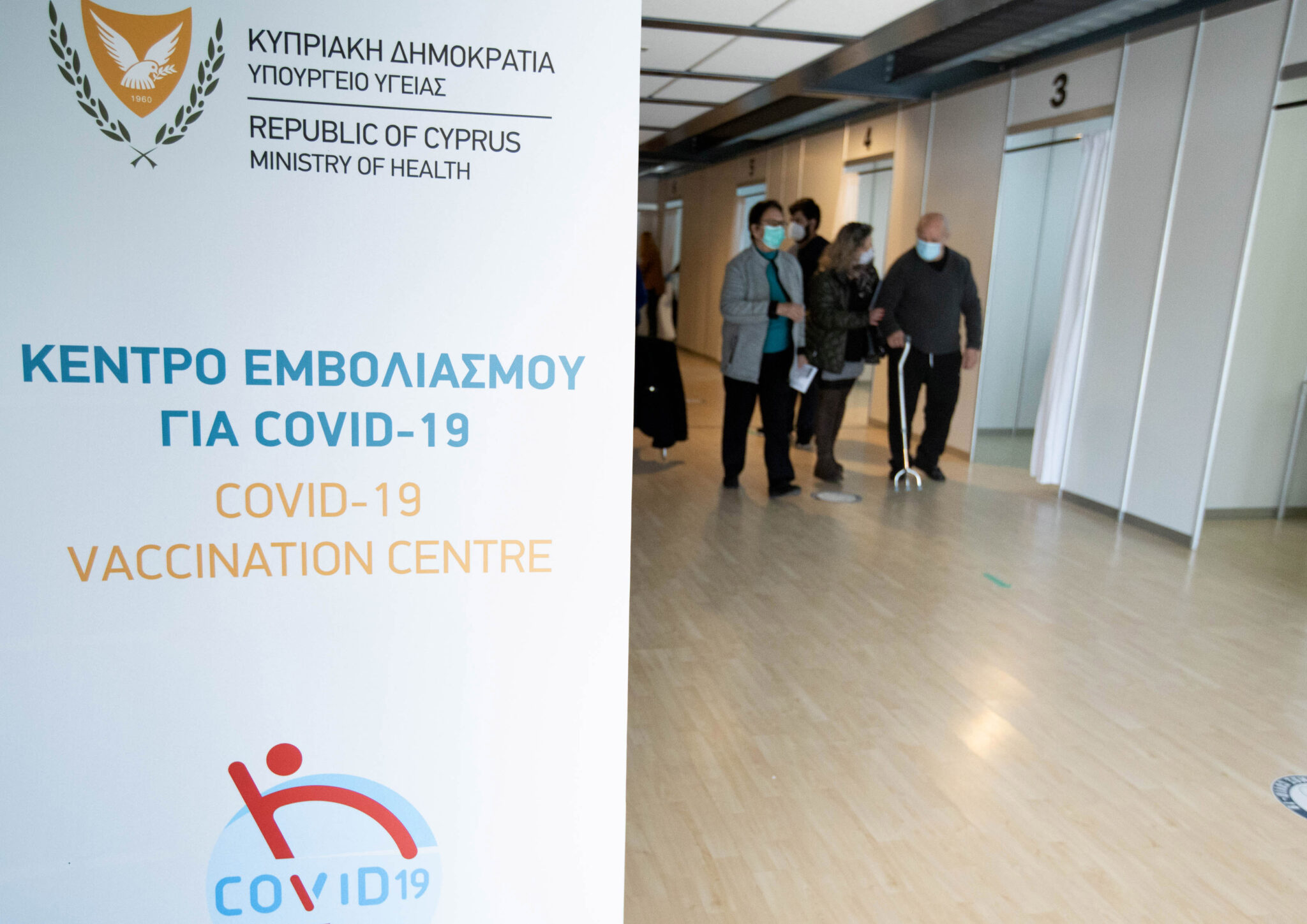 Εμβολιασμοί: Πότε παίρνουν σειρά ξανά οι άνω των 60 και οι φοιτητές εξωτερικού;