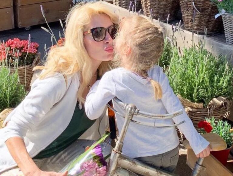 Ε. Μενεγάκη: Παιχνίδια στην παραλία της Άνδρου με την Μαρίνα και το σκυλάκι τους