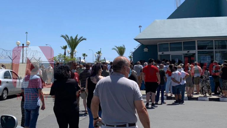 ΦΩΤΟ: Συνωστισμός σε εμβολιαστικό κέντρο στη Λάρνακα, άνοιξαν κι άλλα σημεία