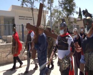 ΦΩΤΟ: Κουβάλησε τον σταυρό ο κοινοτάρχης του Κάθηκα και τήρησε το έθιμο