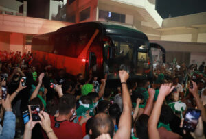 Κατέκλυσαν τους δρόμους για το πρωτάθλημα και κατάργησαν…τα πρωτόκολλα (VID)