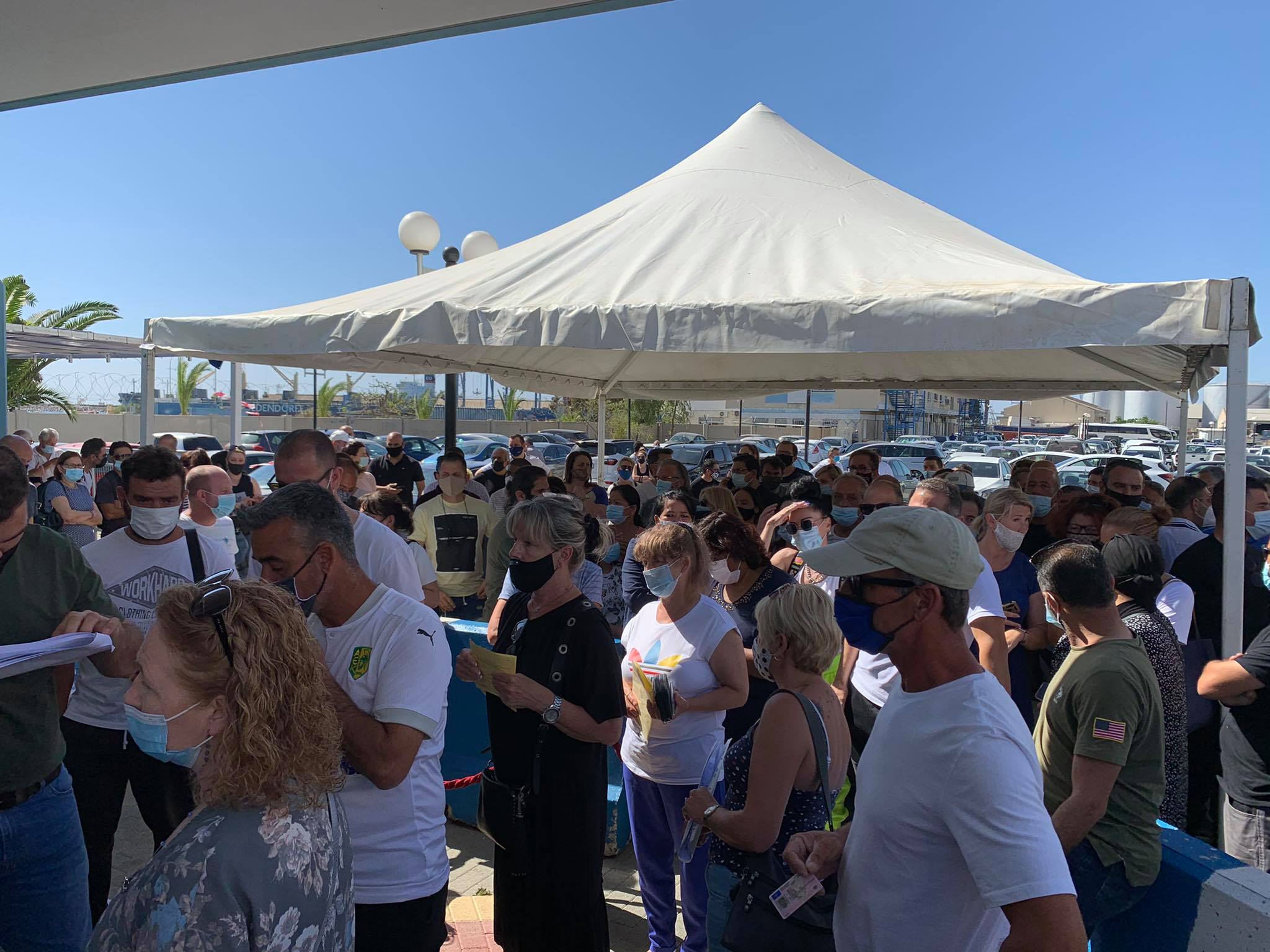 ΦΩΤΟ: Αντί να βρίσκονται στη δουλειά τους, περιμένουν στην ουρά για το εμβόλιο