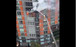 Συναγερμός στο Λονδίνο: Πυρκαγιά σε πολυώροφο κτήριο (ΒΙΝΤΕΟ)