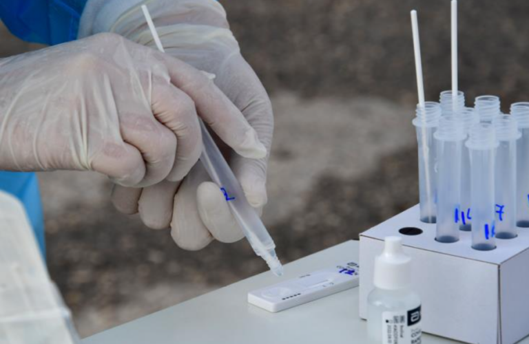 Έστησαν κομπίνα για rapid tests και τους "τσάκωσε" το Υπουργείο