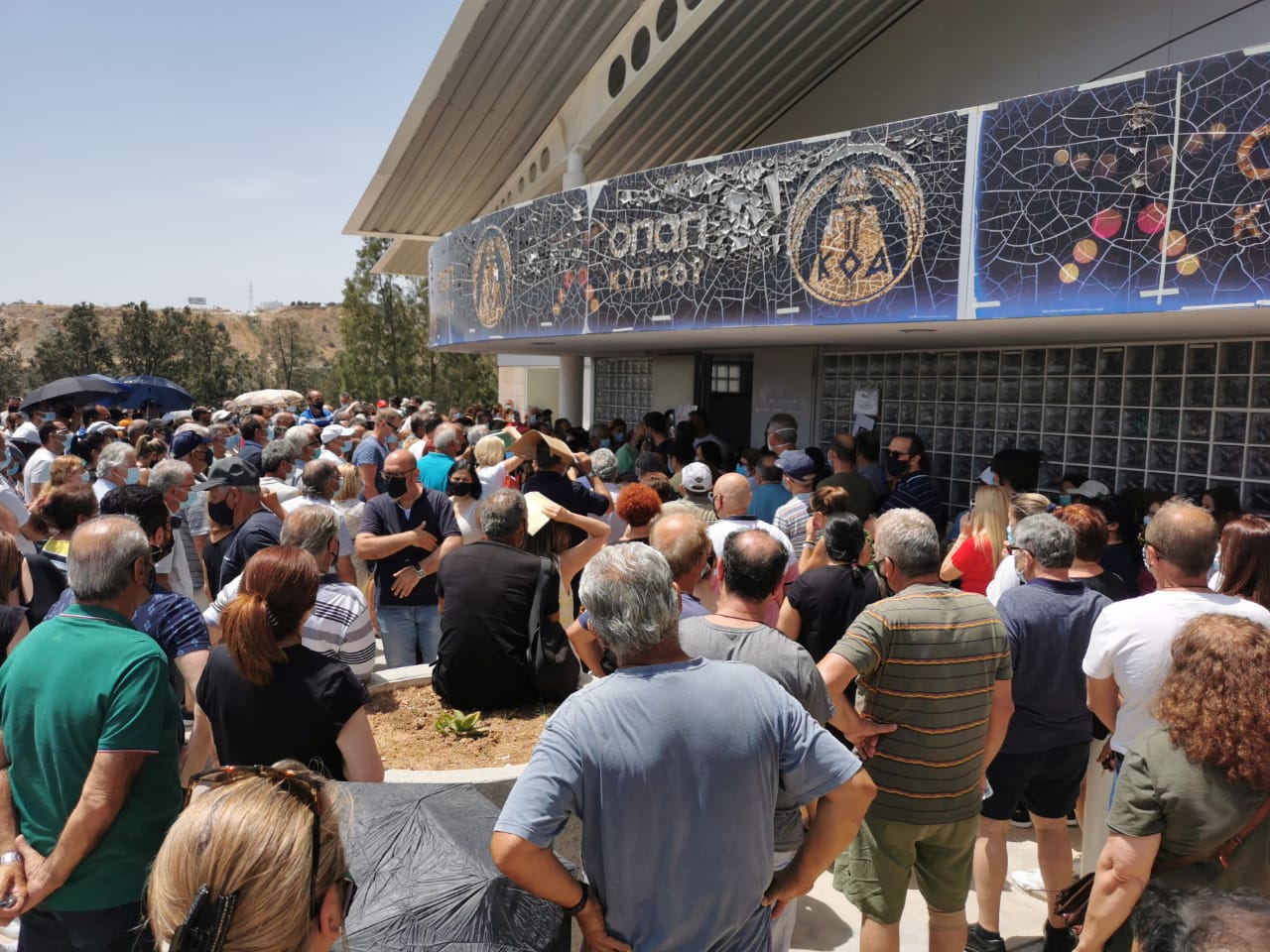 Λιποθυμίες, συνωστισμός και ταλαιπωρία για εμβολιασμό στη Λεμεσό (ΒΙΝΤΕΟ)