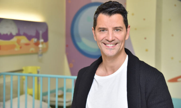 Ο Σάκης Ρουβάς μας “συστήνει” πρώτη φορά τη μητέρα του και λυγίζει από συγκίνηση