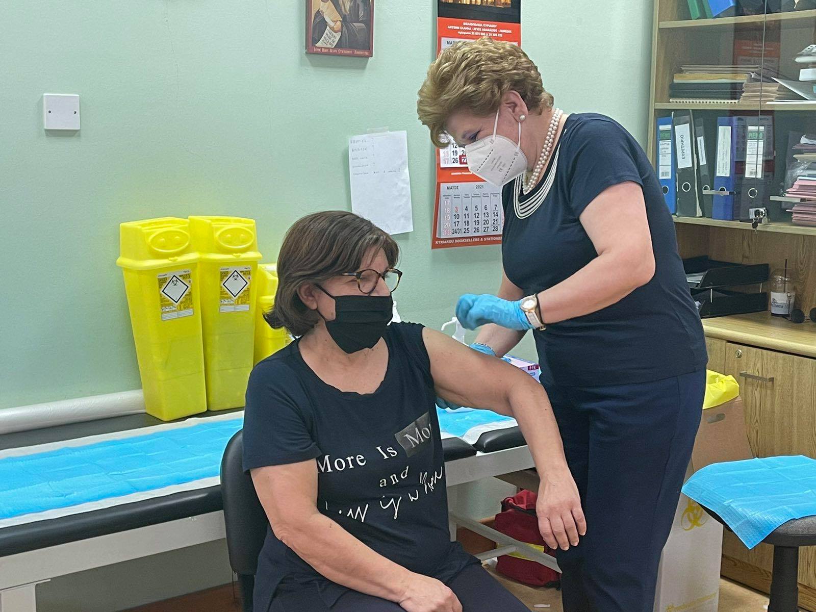 ΦΩΤΟ: Έπιασε δουλειά και βοήθησε στους εμβολιασμούς η Γιαννάκη