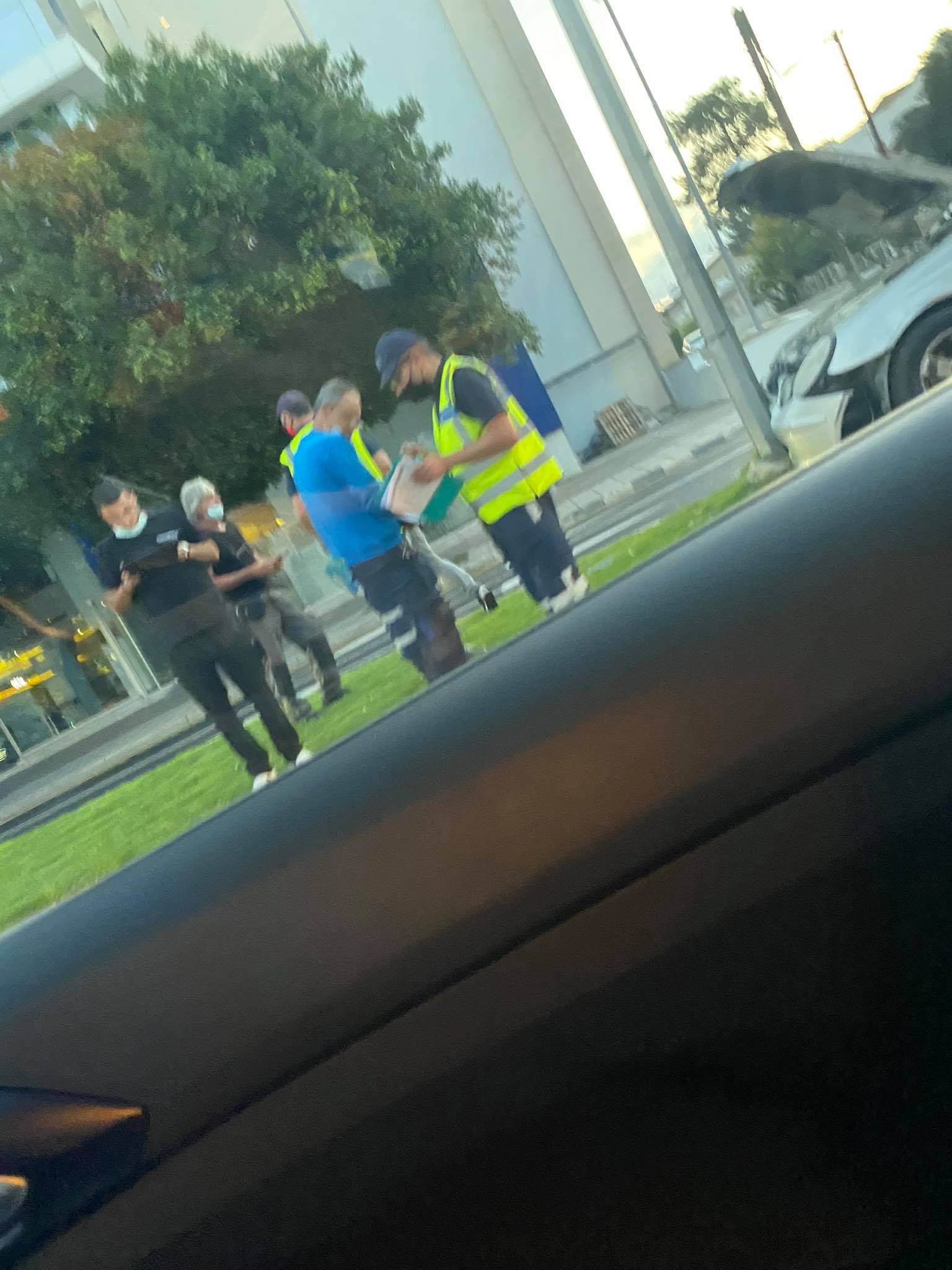 ΦΩΤΟ: Σύγκρουση δύο οχημάτων, ακινητοποιήθηκε σε πάσσαλο το ένα