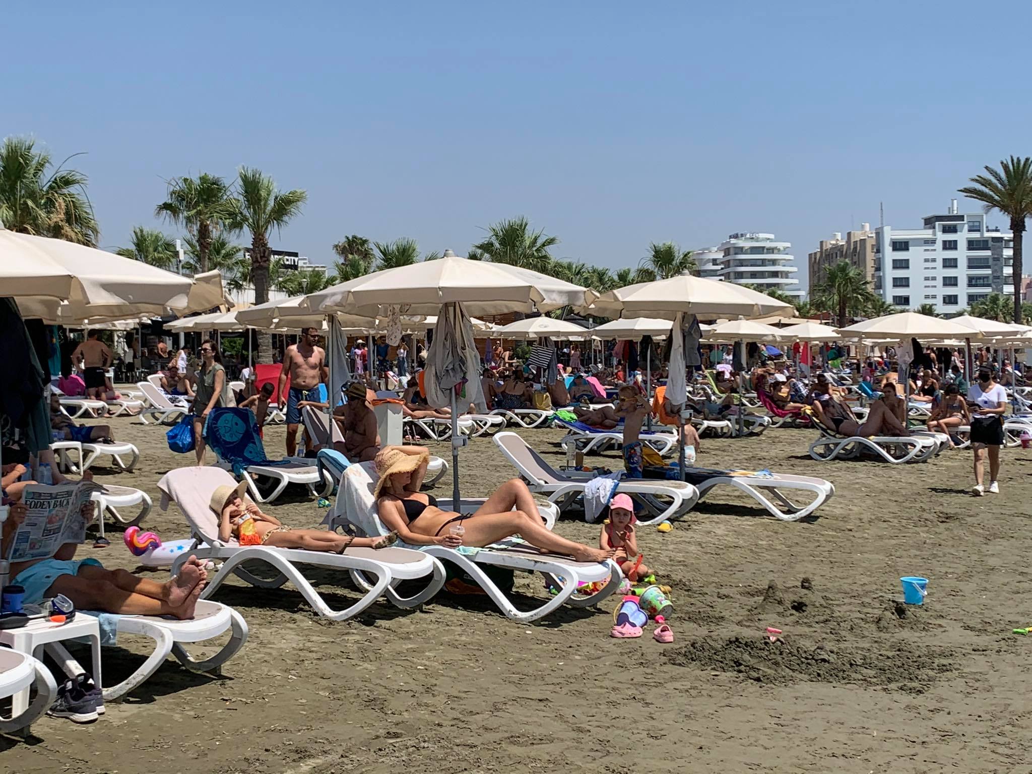 Έτρεξαν στις παραλίες για να δροσιστούν οι Κύπριοι (ΒΙΝΤΕΟ)