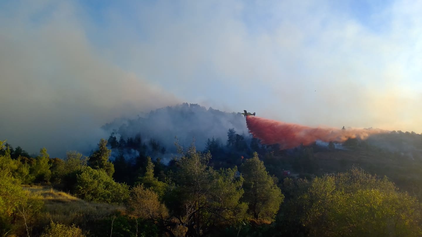 Μαίνεται η πυρκαγιά στον Ξυλιάτο, άνοιξε ο δρόμος Κάτω Μονής – Πλατανιστάσας