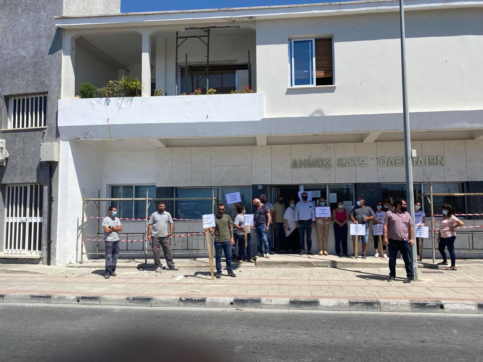 ΦΩΤΟ: Διαμαρτύρονται και καταγγέλλουν μούχλα και άθλιες εργασιακές συνθήκες