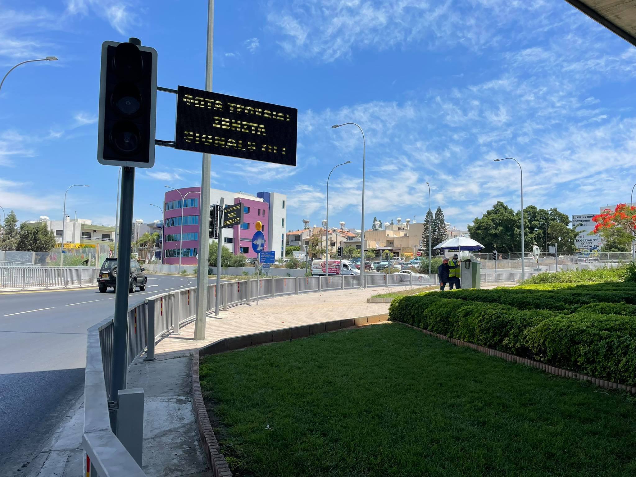 Πήγε για αυτοψία στα "έξυπνα" φώτα ο Καρούσος και έγινε μάρτυρας τροχαίου (VID)