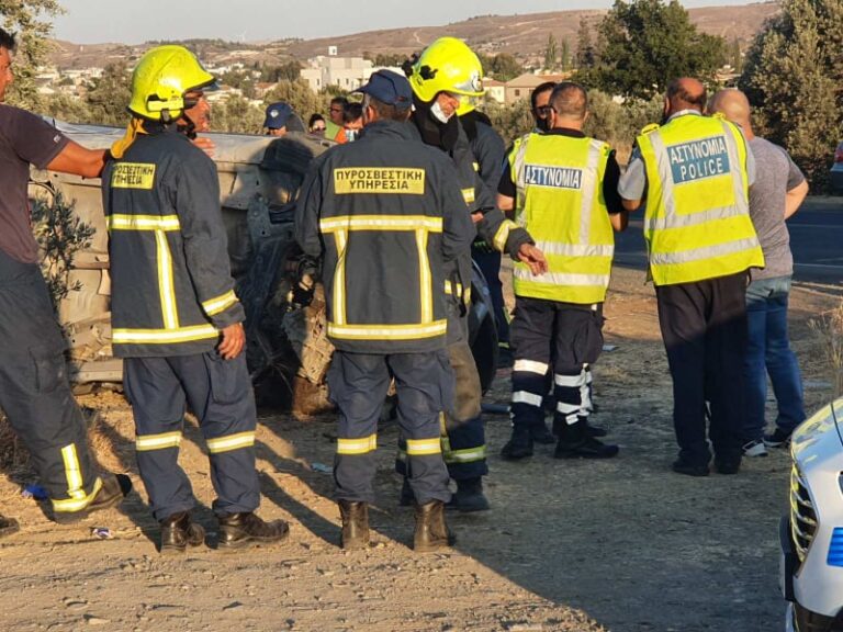 ΦΩΤΟ: Σφοδρή σύγκρουση οχημάτων στη Λευκωσία, τρία πρόσωπα στο νοσοκομείο