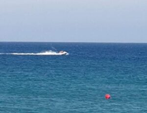 Πάλευαν με τα κύματα που τους παρέσυραν ένα χιλιόμετρο μακριά από την ακτή