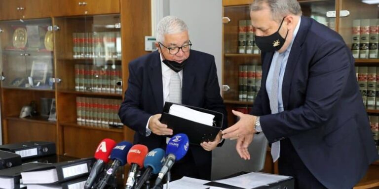 Στη δημοσιότητα χωρίς ονόματα το πόρισμα Νικολάτου για τα "χρυσά διαβατήρια"