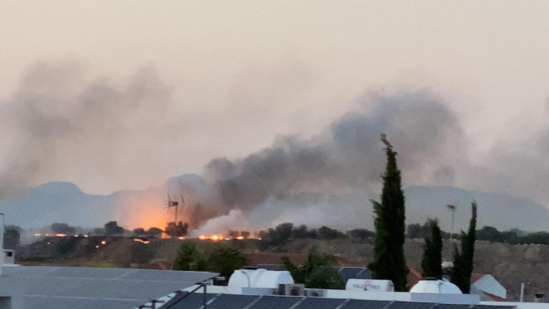 Μάχη με τις φλόγες στα Λατσιά, κοντά σε ίδρυμα η πυρκαγιά (ΦΩΤΟ)