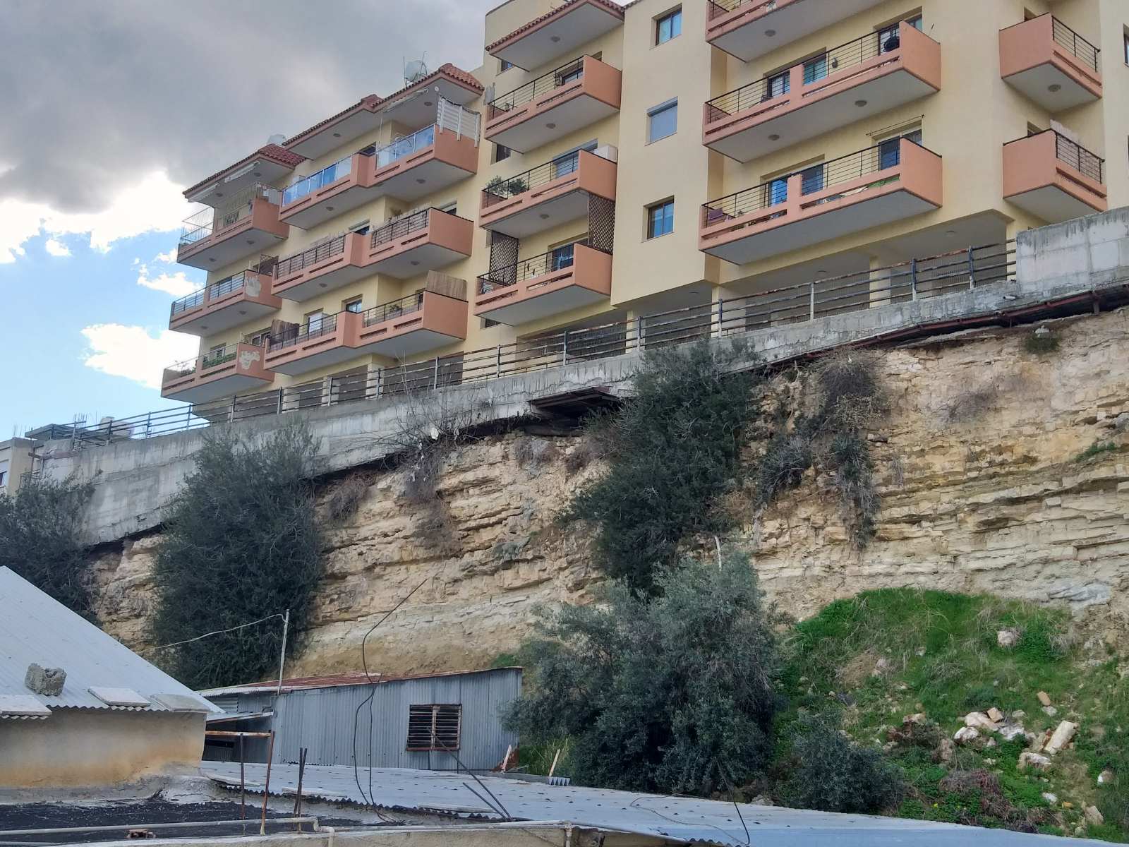 Πολυκατοικία τρόμος στην Γερμασόγεια: Φοβούνται ένα κυπριακό Μαϊάμι (ΒΙΝΤΕΟ)