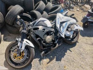 Βυτιοφόρο έκοψε το δρόμο αστυνομικού: Κόπηκε στα δύο η μοτοσικλέτα του (ΦΩΤΟ)