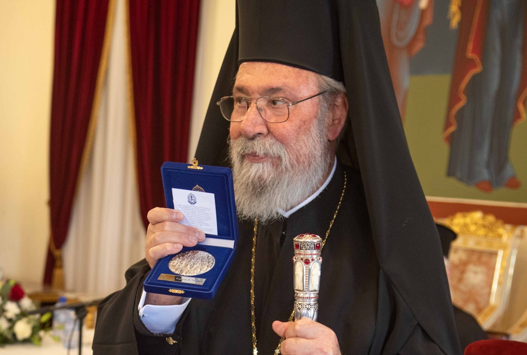 ΦΩΤΟ: Πήρε πρώτος το αργυρό παράσημο της Ελληνικής Επανάστασης ο Αρχιεπίσκοπος