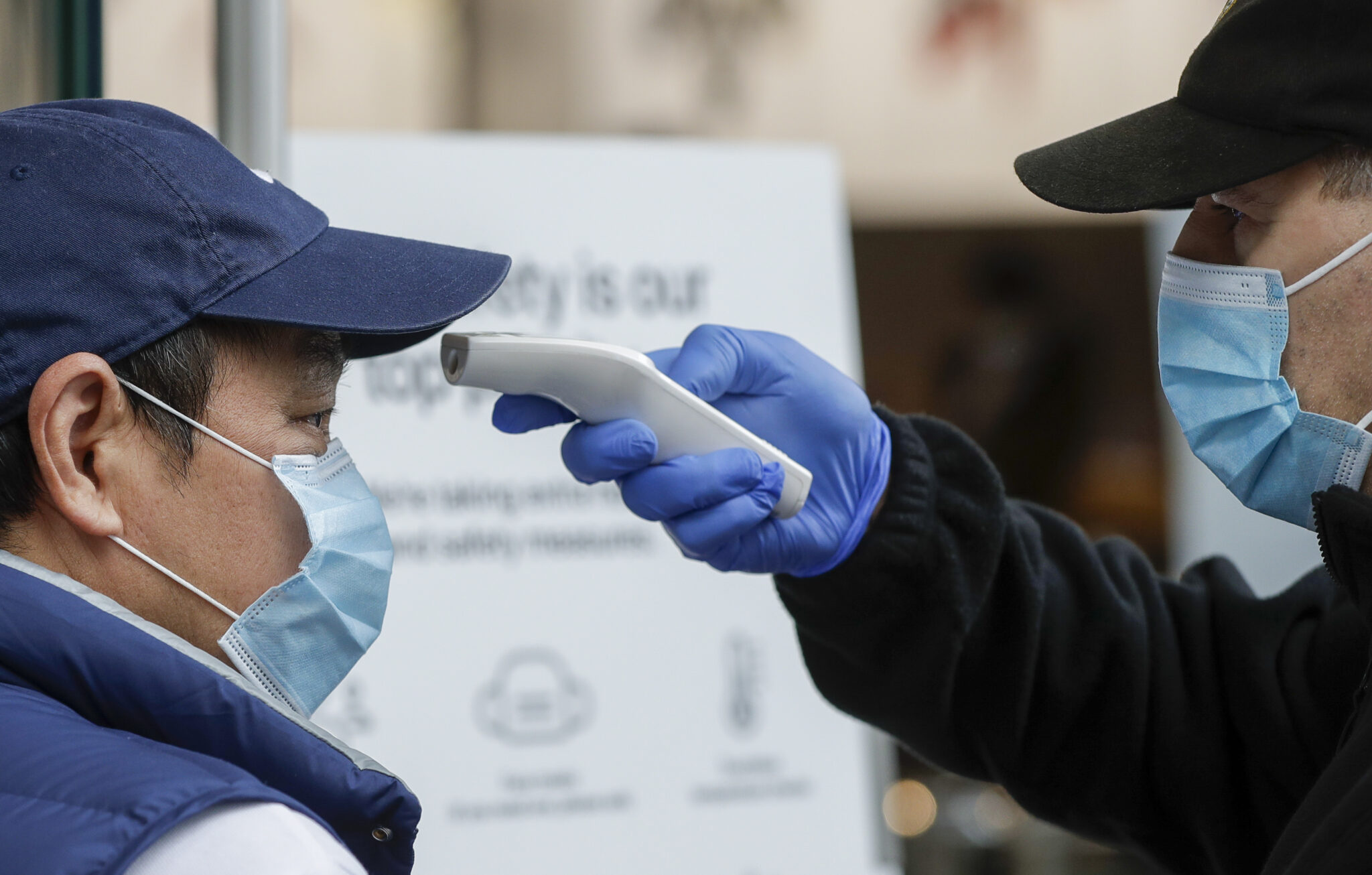 Χώρες επαναφέρουν μέτρα για να "φρενάρουν" την εξάπλωση του στελέχους "Δέλτα"