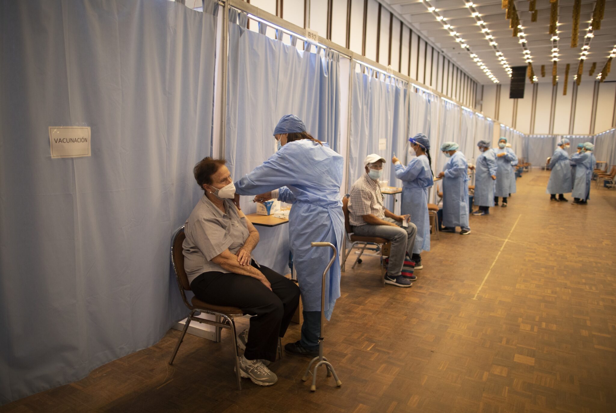 Βρετανία: Προσπαθούν να φρενάρουν τις χαλαρώσεις λόγω της ινδικής μετάλλαξης