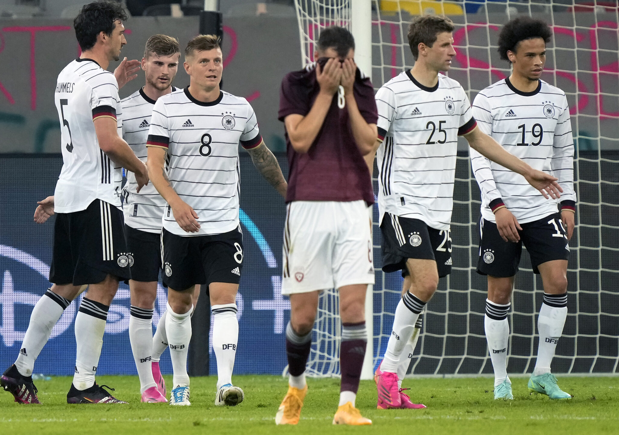 «Ξεμπούκωσε» με επτάρα στη Λετονία η Γερμανία