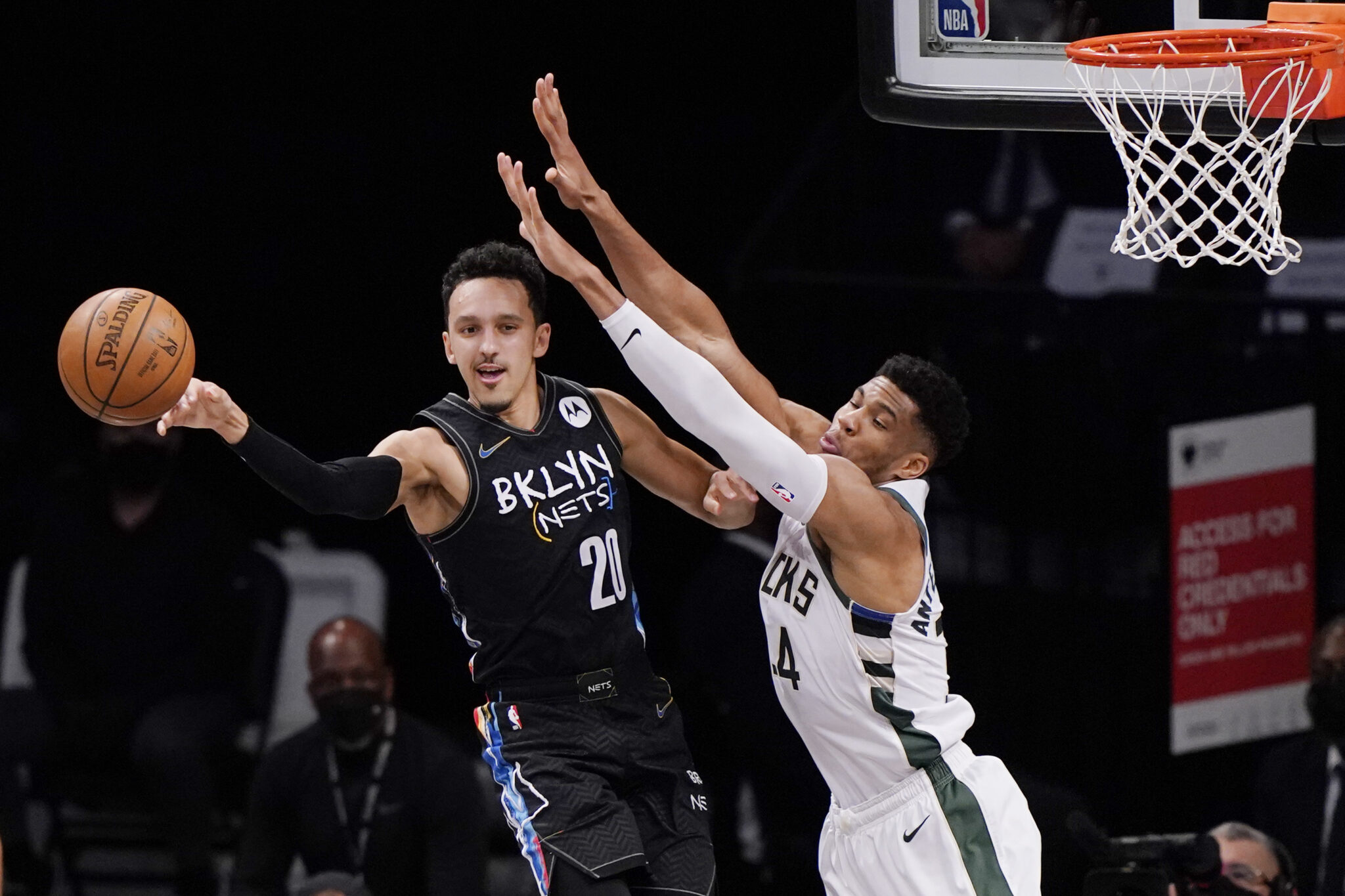 Διασύρθηκαν στο Μπρούκλιν οι Μπακς