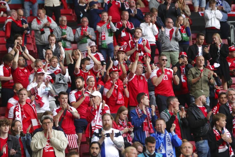 Εκπληκτική στιγμή: Δανοί και Φινλανδοί φωνάζουν μαζί το όνομα του Έρικσεν