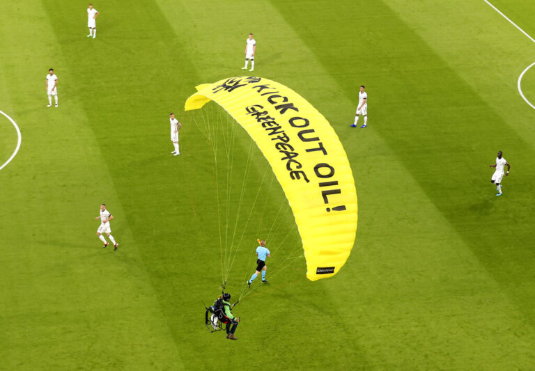 Εισέβαλε στην «Allianz Arena» με αλεξίπτωτο της «Green Peace» (BINTEO)