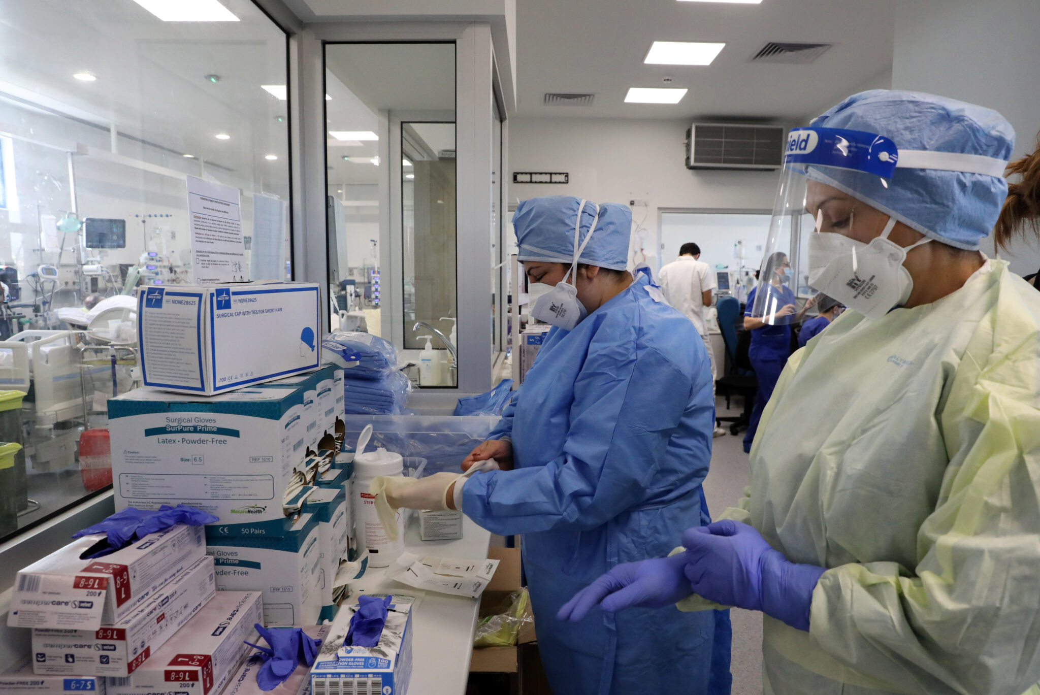 Αγώνας δρόμου του ΟΚΥΠΥ για να πείσει γιατρούς και νοσηλευτές να εμβολιαστούν