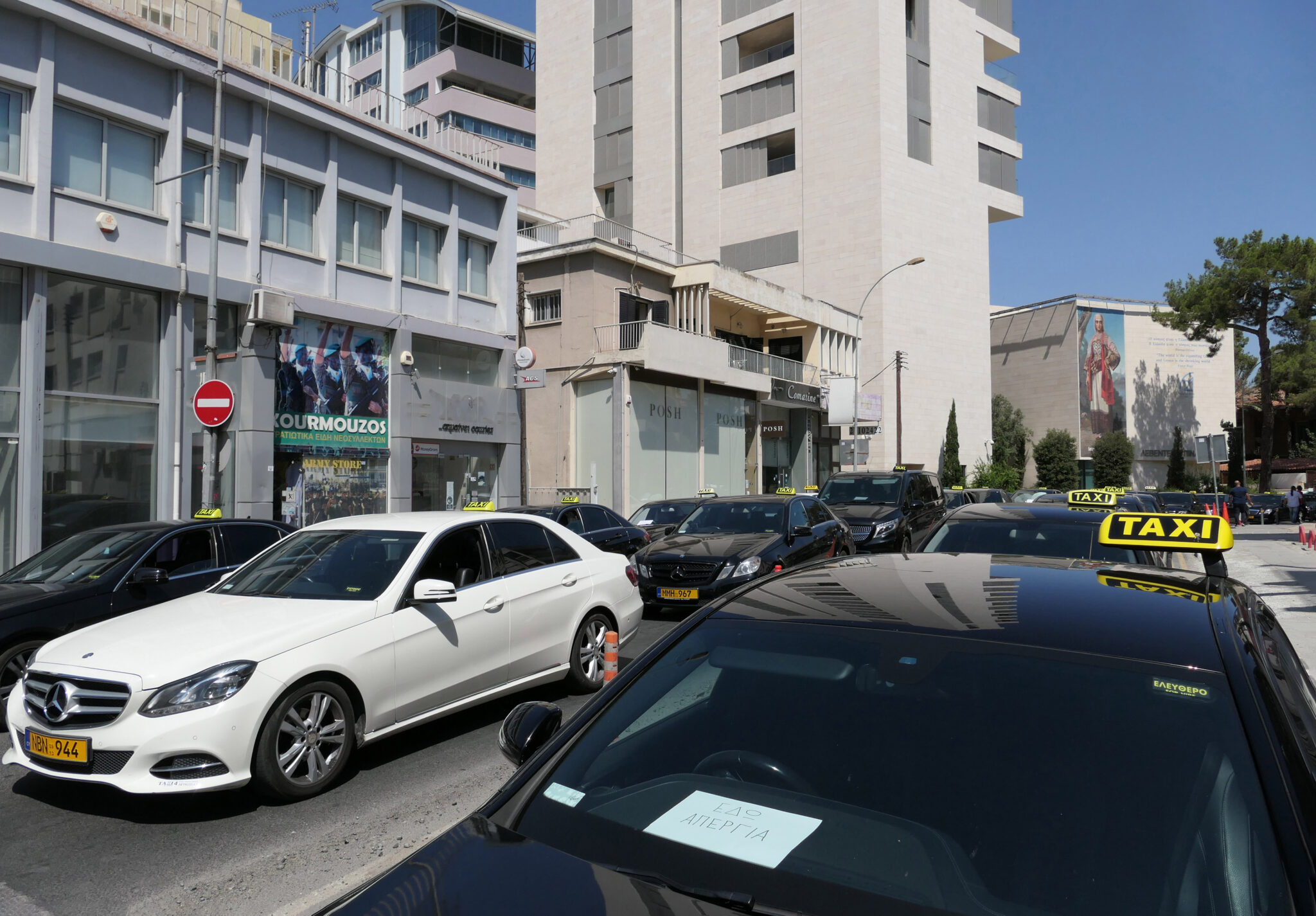 Οδηγοί ταξί: Σήκωσαν χειρόφρενα και δημιούργησαν κυκλοφοριακό χάος (ΒΙΝΤΕΟ)