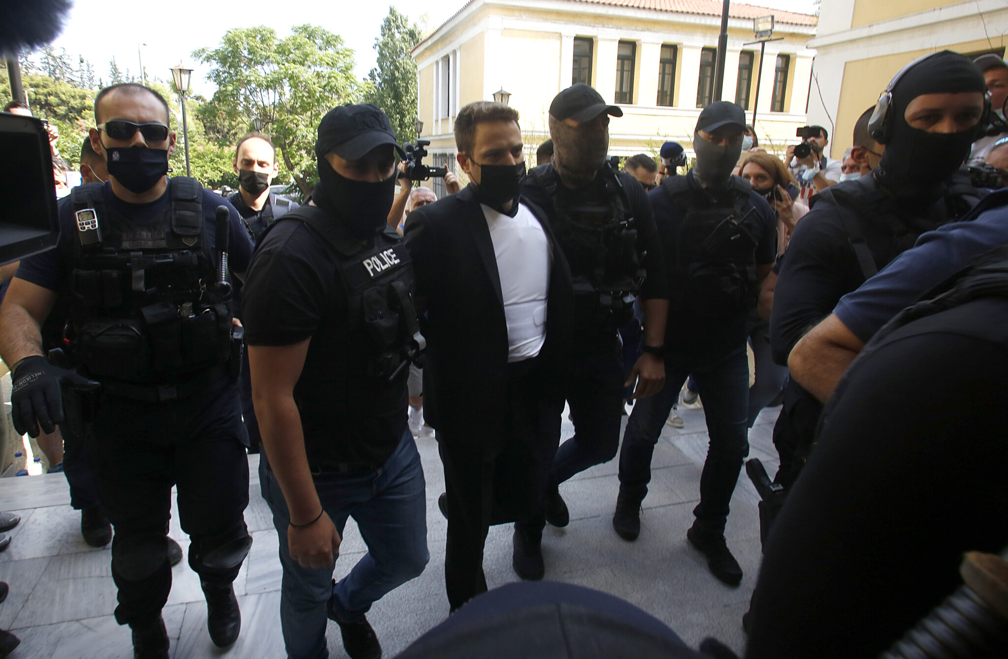 ΒΙΝΤΕΟ&ΦΩΤΟ: Με αλεξίσφαιρο γιλέκο στην Ευελπίδων ο 32χρονος συζυγοκτόνος