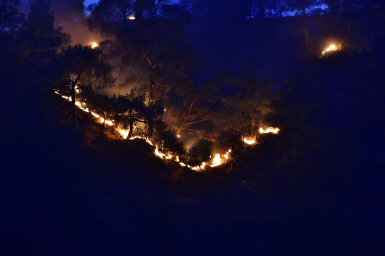 Ξύπνησε μνήμες από τη Σολιά, ο πύρινος εφιάλτης στην Αγ.Μαρίνα Ξυλιάτου (ΒΙΝΤΕΟ)