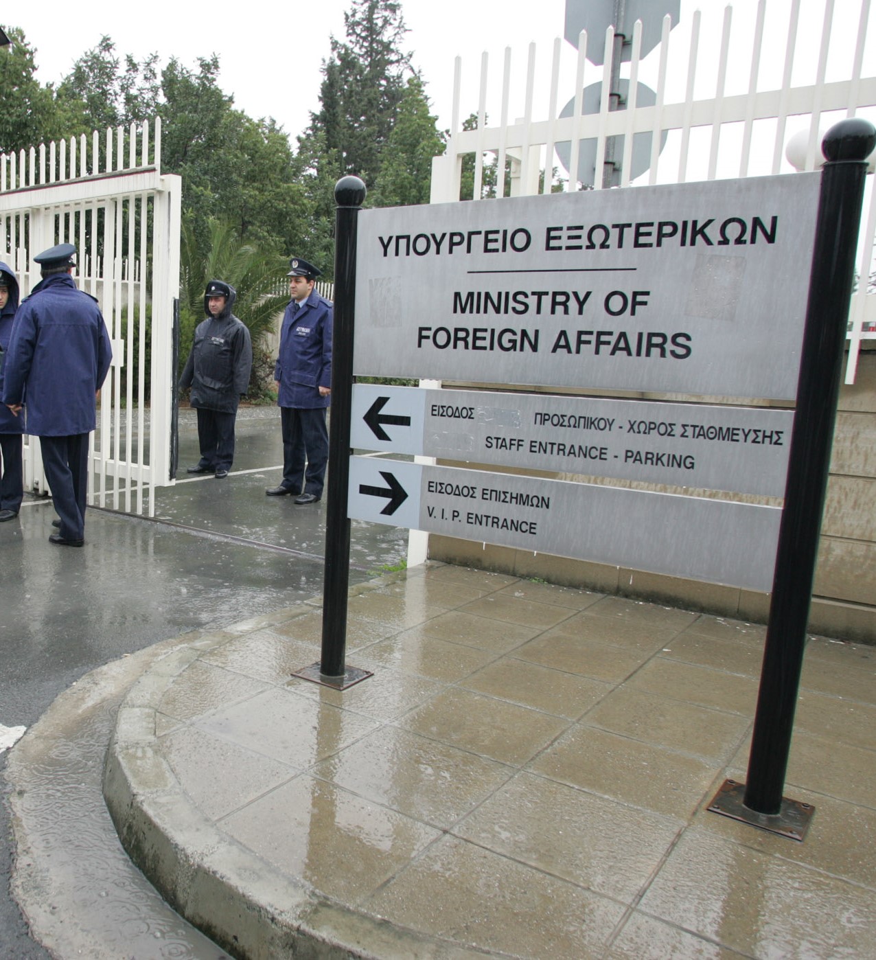 Αδικαιολόγητα επιδόματα και ελλειπής έλεγχος στα"παραπτώματα" του ΥΠΕΞ