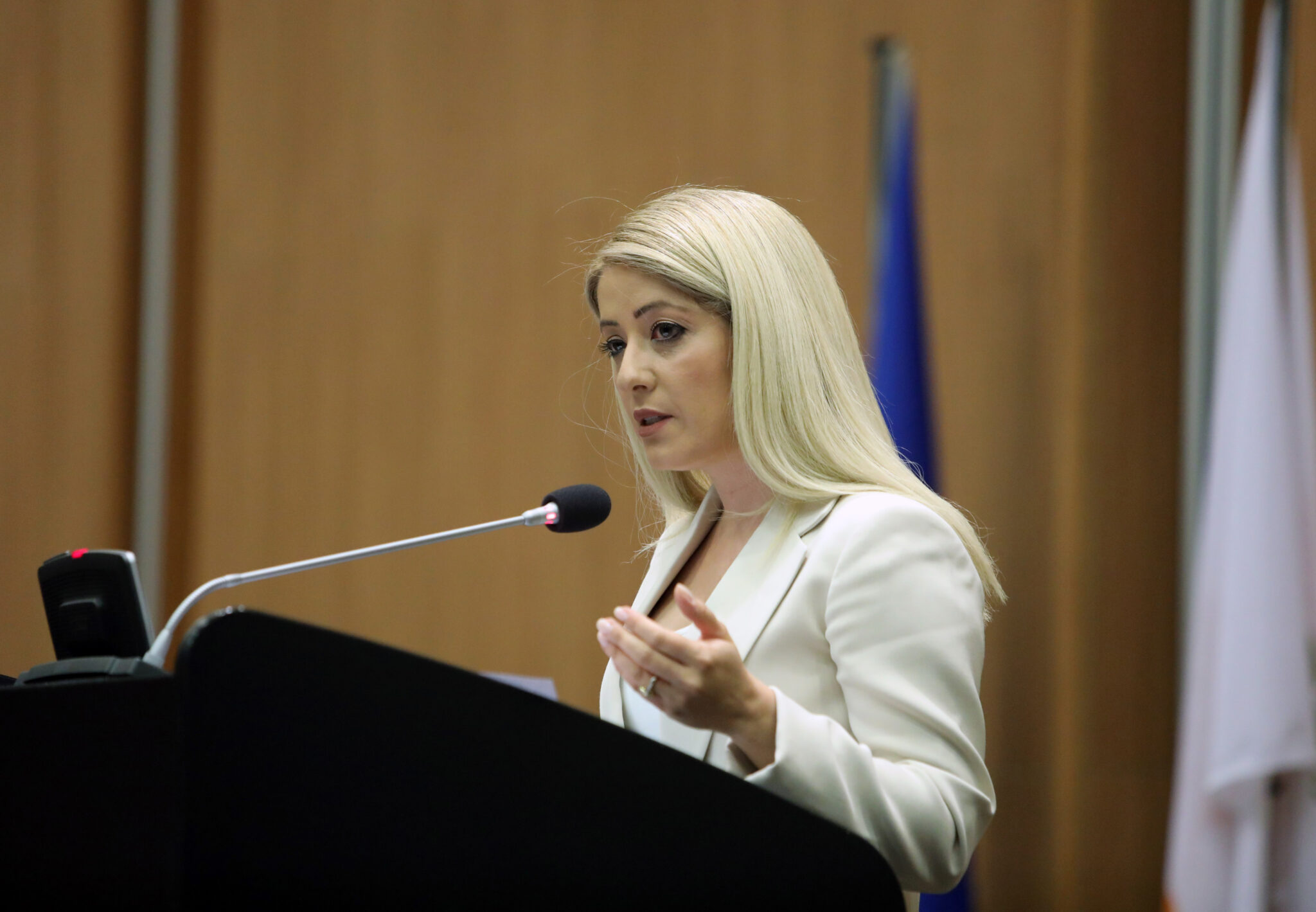 Μηνύματα σε πολιτικούς και πολίτες έστειλε στην πρώτη της ομιλία η Αννίτα