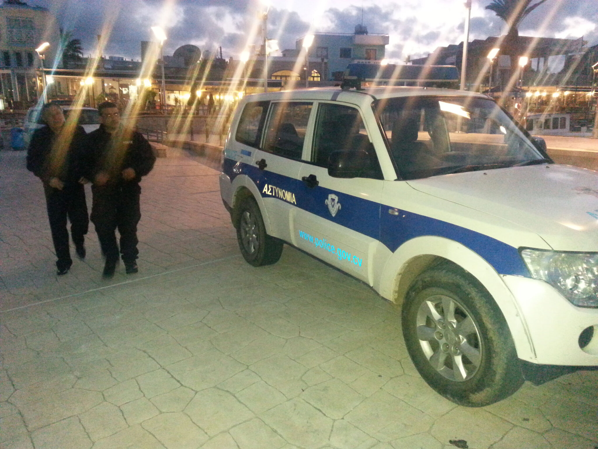 Tρείς συλλήψεις και ένας καταζητούμενος για όπλα και ναρκωτικά σε έξι οικίες