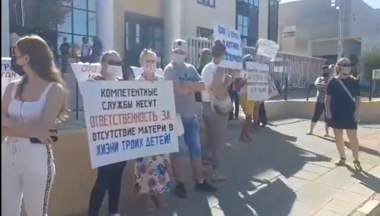 ΒΙΝΤΕΟ: Νεαρή μητέρα έχει να δει τα παιδιά της 8 μήνες, λόγω δικαστικής διαμάχης