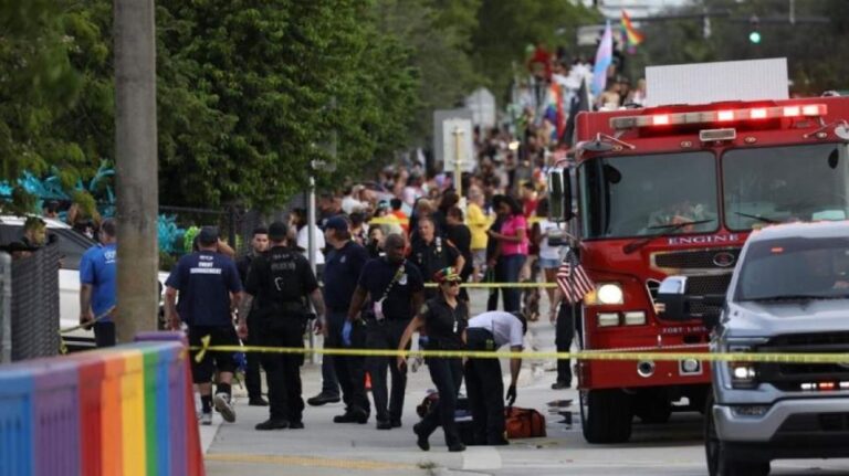 Φορτηγό έπεσε πάνω σε πλήθος σε Pride Parade, τουλάχιστον ένας νεκρός