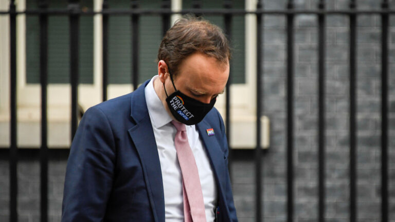 ΦΩΤΟ: Σάλος στη Βρετανία για το ροζ σκάνδαλο του Υπ. Υγείας, πως απαντά ο ίδιος