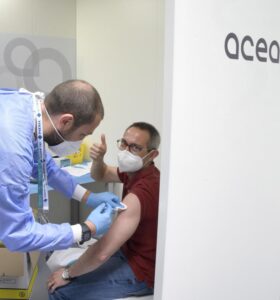 Ιδού τα bonus για εμβολιασμένους: Όλα όσα συζητήθηκαν στην Διυπουργική Επιτροπή