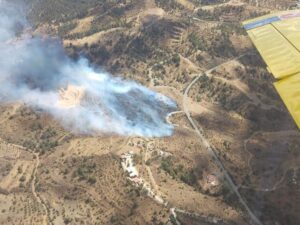 Πέντε πτητικά στη "μάχη" για κατάσβεση φωτιάς στην Αγία Μαρίνα Ξυλιάτου