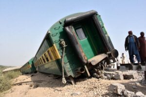 Τραγωδία στο Πακιστάν: 30 νεκροί και δεκάδες τραυματίες σε σύγκρουση τρένων