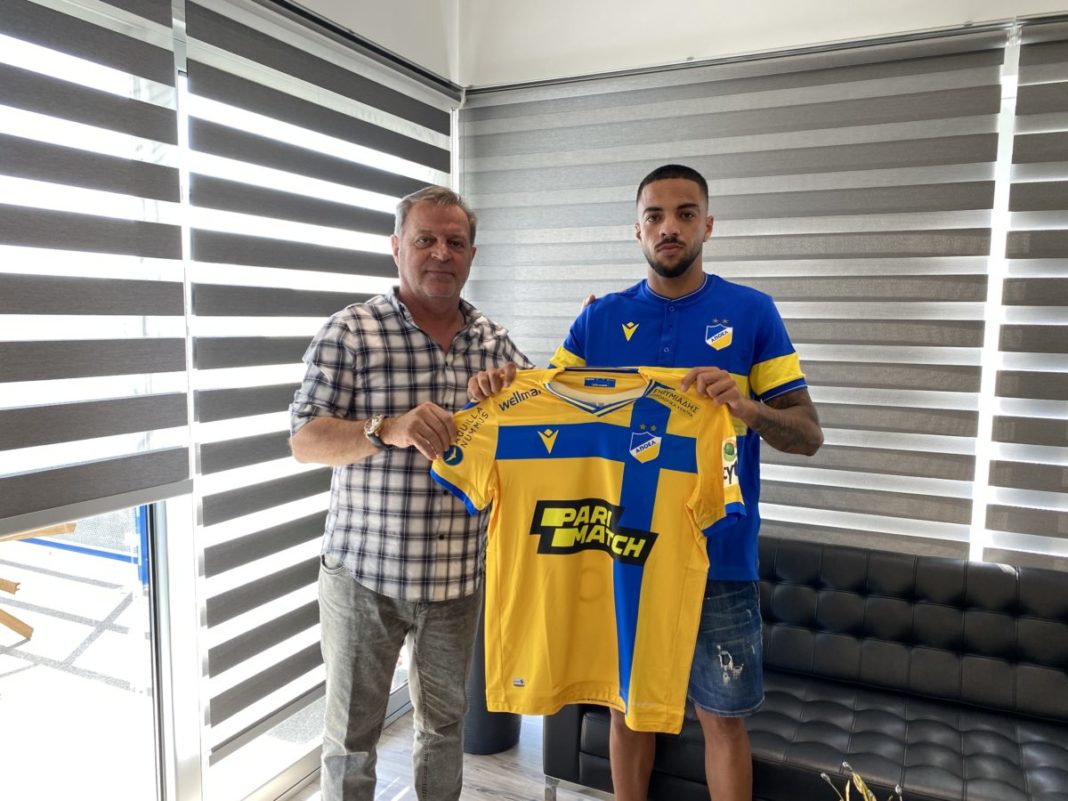 Θεοδώρου και… επισήμως πλέον στον ΑΠΟΕΛ