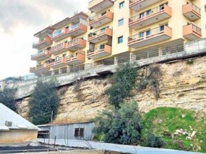 Αγόρασαν διαμέρισμα σε πολυκατοικία και τρέμουν μην καταρρεύσει (ΒΙΝΤΕΟ&ΦΩΤΟ)