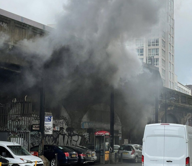 Κάηκαν οχήματα και τηλεφωνικός θάλαμος από την μεγάλη πυρκαγιά στο Λονδίνο (VID)