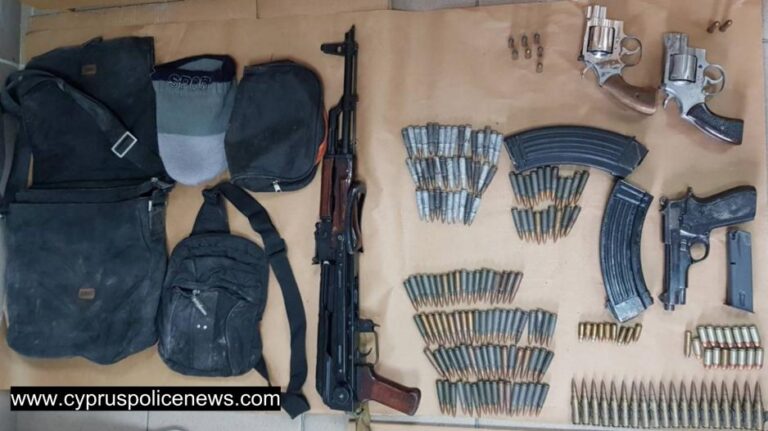 "Ντου" σε σπίτι 54χρονου: Από ναρκωτικά μέχρι πιστόλια, σφαίρες και τίζερ