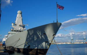 Διαψεύδει το Λονδίνο τα περί προειδοποιητικών πυρών από ρωσικό σκάφος