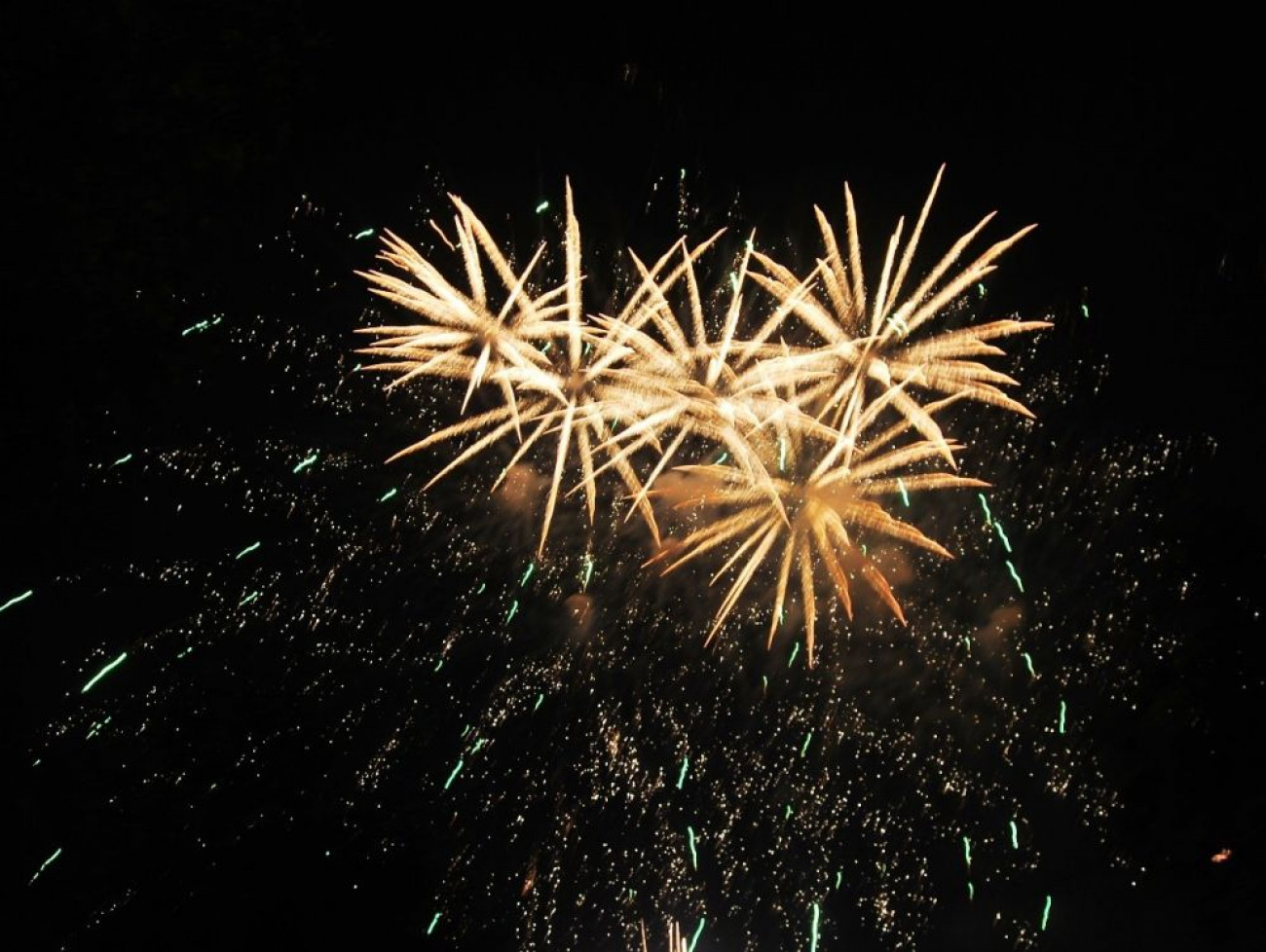 «Διασκέδαζαν» ανάβοντας πυροτεχνήματα και προκάλεσαν πυρκαγιά