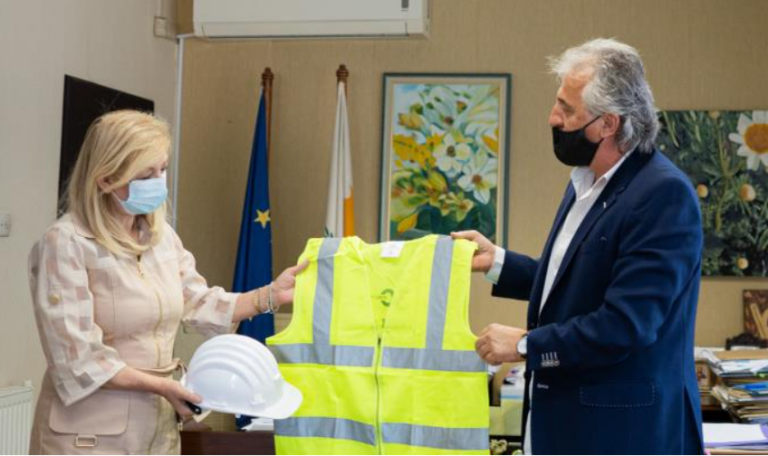 Έδωσαν στην Ζέτα πακέτο ασφαλείας με κράνος και γιλέκο